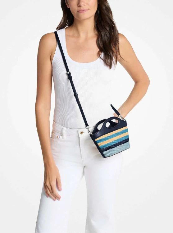 Michael Kors Tatum Small Crossbody Navy Multi – torebka damska na pasku na modelce