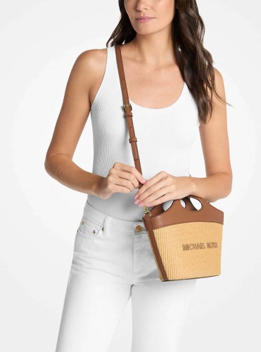 Michael Kors Tatum Medium Luggage – torebka crossbody na modelce