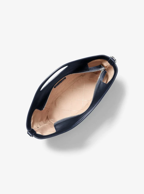 Michael Kors Tatum Medium Navy – torebka crossbody na modelce