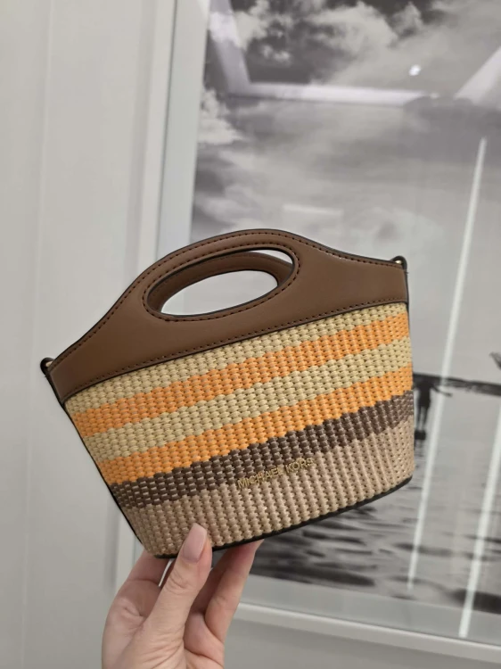 Michael Kors Tatum Small Luggage – torebka crossbody damska na modelce