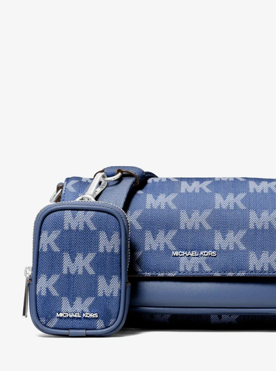 Torebka Michael Kors denim crossbody niebieska wzór MK srebrne detale front