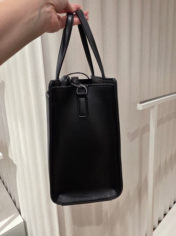 Karl Lagerfeld Ikon Pins Tote detale ozdobne piny Karl Lagerfeld i Choupette