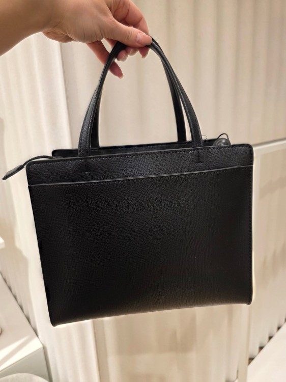 Karl Lagerfeld Ikon Pins Tote detale ozdobne piny Karl Lagerfeld i Choupette