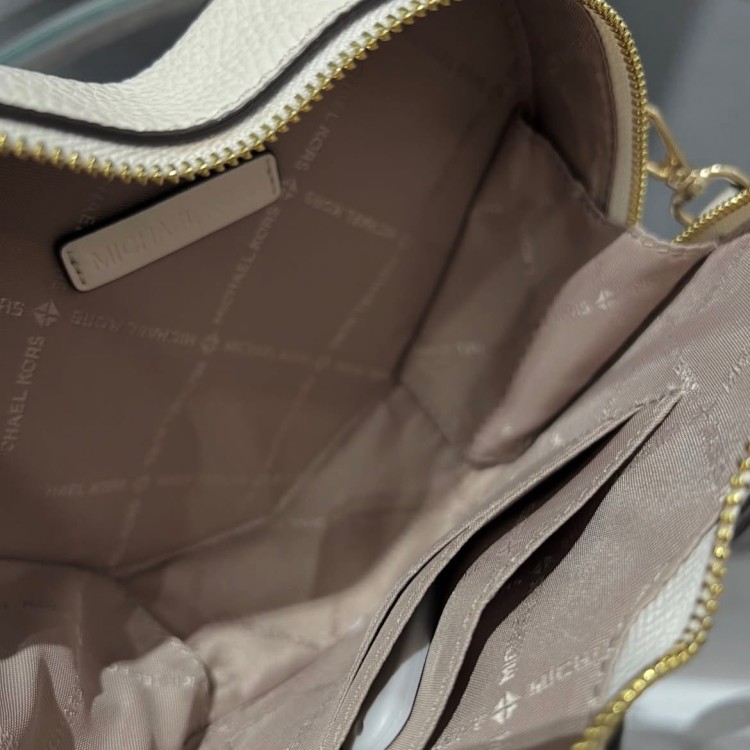 Michael Kors Jet Set Small Heart wnętrze torebki przegródki na karty